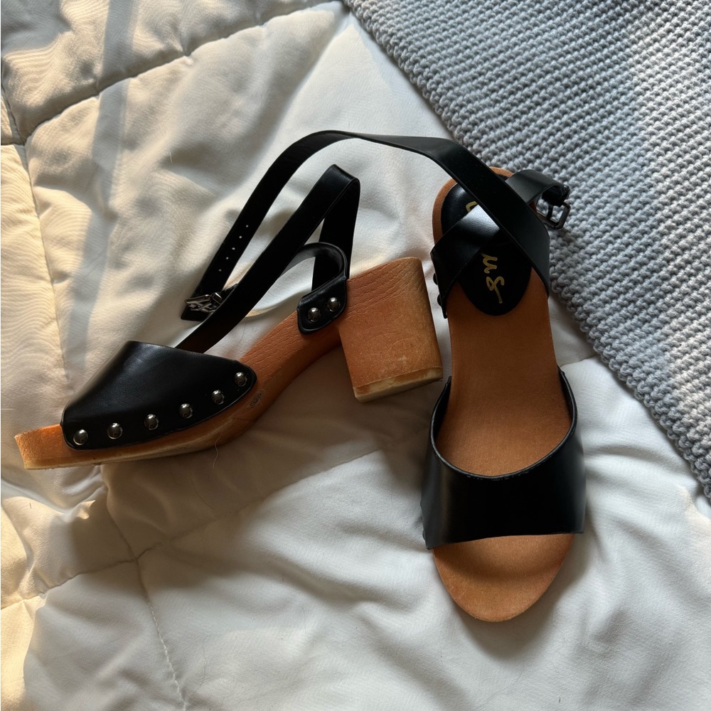 Black Lulu’s Mule Wedge